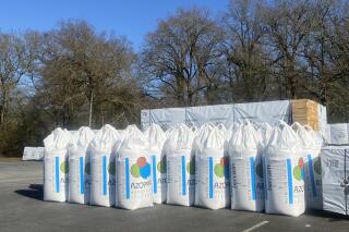 Des sacs de l’engrais végétal Azopril, qui ne sera plus bio à partir d’avril 2023, sur la plate-forme logistique de la société Terram en Loire-Atlantique