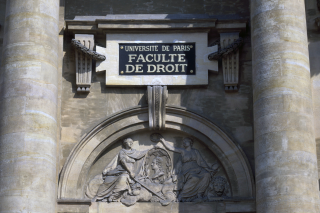 Entrée de la faculté de droit de l'université Panthéon-Assas, à Paris.