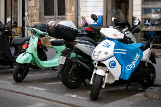 Les scooters de Yego et de Cityscoot dans les rues de Paris. 