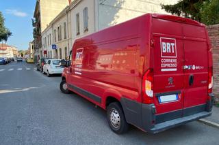 Les camionnettes rouges de BRT font partie du paysage italien.
Credit: Filippo Rubin / Alamy