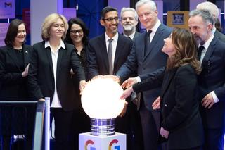 Valérie Pécresse (à gauche) a inauguré le nouveau centre de recherche en intelligence artificielle de Google à Paris en présence de son PDG, Sundar Pichai (au centre). Valérie Pécresse (à gauche) a inauguré le nouveau centre de recherche en intelligence artificielle de Google à Paris en présence de son PDG, Sundar Pichai (au centre).