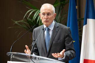 Philippe Wahl, PDG de La Poste, a décidé de céder son opérateur mobile à Bouygues Telecom. 