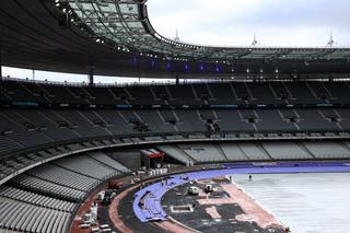 La piste du Stade de France, à Saint-Denis, était en travaux le 9 avril 2024 pour préparer l’enceinte à accueillir les épreuves d’athlétisme des Jeux olympiques de Paris 2024. 