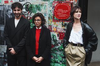 Charlotte Gainsbourg, son fils Ben Attal, et la ministre de la culture Rachida Dati devant la Maison Gainsbourg à Paris.