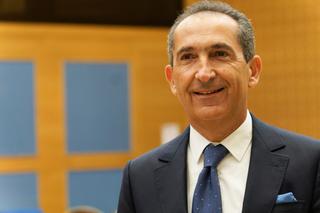 Patrick Drahi a dû céder une partie du réseau de Completel pour obtenir le feu vert de l’Autorité de la concurrence au rachat de SFR par Numericable. Patrick Drahi a dû céder une partie du réseau de Completel pour obtenir le feu vert de l’Autorité de la concurrence au rachat de SFR par Numericable.