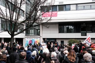 Manifestation en 2023 devant le Groupe Hospitalier Mutualiste (GHM) de Grenoble, géré par le Groupe Avec. Manifestation en 2023 devant le Groupe Hospitalier Mutualiste (GHM) de Grenoble, géré par le Groupe Avec.