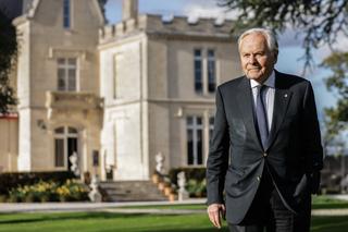 Bernard Magrez dans les jardins de sa propriété Château Pape Clement, à Pessac (Gironde). Bernard Magrez dans les jardins de sa propriété Château Pape Clement, à Pessac (Gironde).