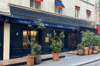 Cette enseigne de Saint-Germain-des-Prés se situe dans un emplacement de choix à l’angle des rues Apollinaire et Saint-Benoît