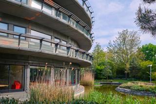 Les anciens bureaux de Révolution 9, situés dans « Le Vaisseau » de Jean Nouvel. Le groupe avait signé un bail de location de six ans en 2015. Les anciens bureaux de Révolution 9, situés dans « Le Vaisseau » de Jean Nouvel. Le groupe avait signé un bail de location de six ans en 2015.