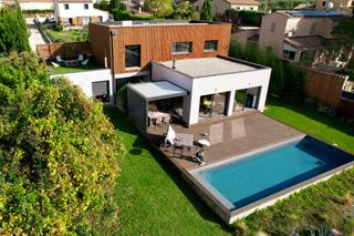 Réalisation d’un ex-agence Natilia qui rejoint le nouveau réseau Maisons Naturéa. 