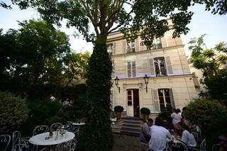 L’hôtel Particulier Montmartre, au coeur du passage de la Sorcière.