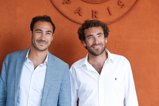 Valentin et Martin Kretz, fils d’Olivier et de Sandrine Kretz. Le réseau immobilier de luxe familial s’est fait connaître auprès du grand public ces dernières années grâce à la série « L’Agence », diffusée sur TMC et Netflix Valentin et Martin Kretz, fils d’Olivier et de Sandrine Kretz. Le réseau immobilier de luxe familial s’est fait connaître auprès du grand public ces dernières années grâce à la série « L’Agence », diffusée sur TMC et Netflix