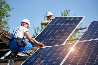 Pose de panneaux solaires.