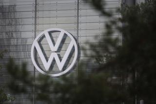 Le logo de Volkswagen au siège du constructeur automobile à Wolfsburg, en Allemagne.