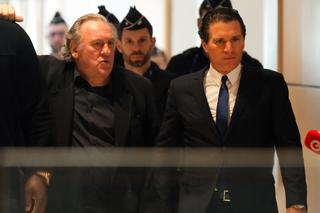 Gérard Depardieu et son avocat Jérémie Assous le 26 mars dernier lors du procès concernant des accusations d’agressions sexuelles sur le tournage du film Les Volets Verts. 