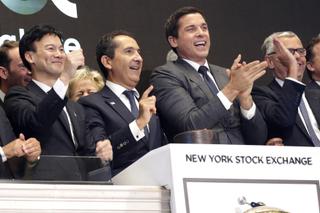 Le président de la Bourse de New York Thomas W. Farley avec les dirigeants d’Altice USA Patrick Drahi, Dexter Goei et Michel Combes lors de la cotation en 2017 Le président de la Bourse de New York Thomas W. Farley avec les dirigeants d’Altice USA Patrick Drahi, Dexter Goei et Michel Combes lors de la cotation en 2017