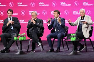 Maurice Lévy (à droite) animait une table ronde à VivaTech en juin dernier avec le président Emmanuel Macron et les dirigeants de Nvidia, Jensen Huang, et de Mistral AI, Arthur Mensch (à gauche). Maurice Lévy (à droite) animait une table ronde à VivaTech en juin dernier avec le président Emmanuel Macron et les dirigeants de Nvidia, Jensen Huang, et de Mistral AI, Arthur Mensch (à gauche).