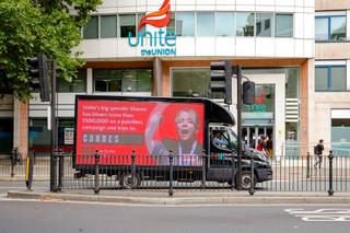 Le camion affrété par Veolia est venu narguer le syndicat Unite devant ses locaux à Londres.