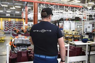 Un employé du groupe automobile Stellantis sur la ligne d’assemblage de moteurs électriques à l’usine de Trémery (Moselle).