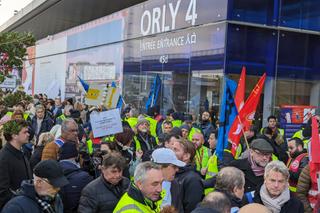 Des salariés d’Air France manifestent à l’aéroport d’Orly le 28 novembre 2023, contre la décision de la compagnie de transférer ses vols domestiques à Roissy. Des salariés d’Air France manifestent à l’aéroport d’Orly le 28 novembre 2023, contre la décision de la compagnie de transférer ses vols domestiques à Roissy.