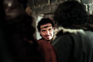 L'auteur et réalisateur de Kaamelott, Alexandre Astier, interprète le rôle du roi Arthur, en 2006, lors du tournage de la série diffusée sur M6. L'auteur et réalisateur de Kaamelott, Alexandre Astier, interprète le rôle du roi Arthur, en 2006, lors du tournage de la série diffusée sur M6.