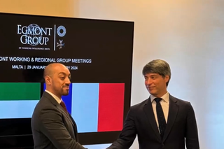Ali Faisal Ba’Alawi, directeur de la cellule de renseignement financier (FIU) des Émirats arabes unis, et Guillaume Valette-Valla, directeur de Tracfin, lors de la signature d’un accord de coopération le 1er février 2024 à Malte. Ali Faisal Ba’Alawi, directeur de la cellule de renseignement financier (FIU) des Émirats arabes unis, et Guillaume Valette-Valla, directeur de Tracfin, lors de la signature d’un accord de coopération le 1er février 2024 à Malte.
