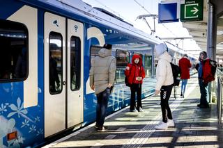 Des voyageurs montent dans un train exploité par Keolis à la gare de Zwolle, aux Pays-Bas, le 18 janvier 2023.