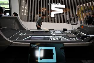 Une plateforme de batteries présenté sur le stand de l’équipementier automobile Forvia au salon international de Munich en septembre 2023. 