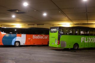 Des cars Flixbus et Blablacar à  la gare routier de Paris-Bercy.