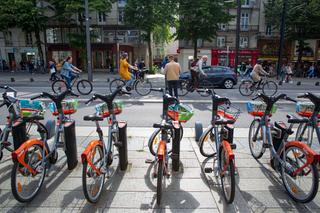 JCDecaux opère depuis 2008  l’offre de vélos en libre-service sous la marque « Bicloo », fondue depuis dans « Naolib ».