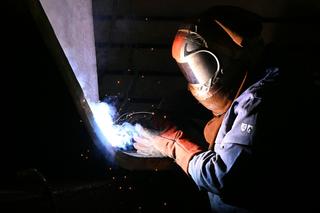 Un soudeur à la fonderie Hachette & Driout, à Saint-Dizier (Haute-Marne)
