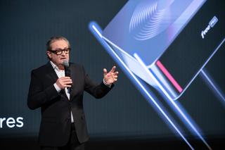 Denis Planat quitte ses fonctions de directeur général de Free Pro et devient vice-président. 