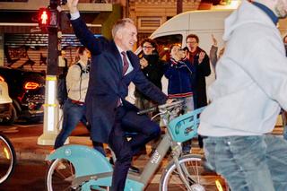Emmanuel Grégoire se rend à l’Hôtel de Ville en Vélib’ après l’annonce de sa victoire aux élections municipales à Paris, le 22 mars 2025. 