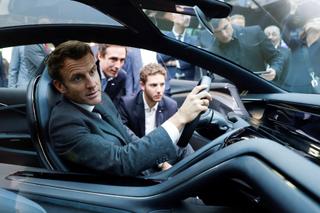 Emmanuel Macron au volant d’un prototype Hopium lors du mondial de l’Auto 2022, à Paris.