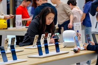 Les trois opérateurs subventionnent les smartphones vendus, notamment, en boutiques contre un engagement avec un forfait de deux ans.