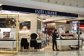 Photo d’illustration d’un stand Estée Lauder.