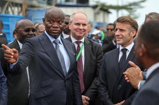 Le président gabonais Brice Oligui Nguema, l’ancien DG d’Eramet Paolo Castellari et le président français Emmanuel Macron au siège social de Comilog, à Libreville, en novembre 2025. 