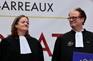 Le bâtonnier de Paris Louis Degos aux côtés de la présidente du CNB, Julie Couturier, lors d’une mobilisation contre la loi SURE, le 13 avril 2026.