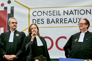 De droite à gauche : le bâtonnier de Paris Louis Degos, la présidente du CNB Julie Couturier et le président de la Conférence des bâtonniers Christophe Bayle, lors d’un rassemblement de la profession contre la loi SURE.