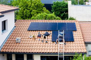 Installation de panneaux solaires en résidentiel.