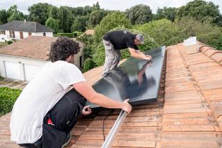 Pose de panneaux solaires photovoltaïques.