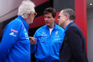 Le conseiller exécutif de Renault dans la Formule 1, Flavio Briatore, échange avec Toto Wolff, le dirigeant de l’écurie Mercedes-AMG, et François Provost, le directeur général du groupe  Renault, lors du Grand Prix de Silverstone le 5 juillet 2026.