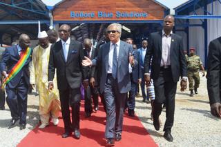 Vincent Bollore et le président guinéen Alpha Condé dans la BlueZone près de Conakry, qui accueille la salle CanalOlympia. 