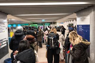 De nombreux passagers font la queue pour accéder aux automates de vente de tickets de la RATP à la station Gare de Lyon, à Paris le 25 décembre 2025. 
