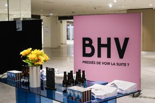 Panneau installé dans le BHV Marais en juillet pour annoncer le plan de relance de l’enseigne.
