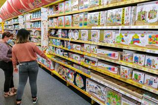 Des clients regardent des jouets dans un rayon d’un des magasins de jouets de l’enseigne MaxiToys (septembre 2021)