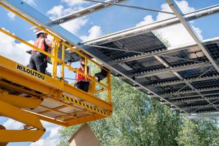 Installation de panneaux solaires photovoltaïques sur un parking.