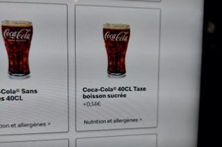 McDonald’s affiche clairement le surcoût lié à la taxe soda sur le Coca-Cola, et le répercute sur le consommateur, comme ici à une borne de commande.