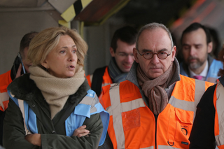 Valerie Pécresse, la présidente de la région Île-de-France et de son autorité de transports IDFM (à gauche), et le PDG de la RATP Xavier Piechaczyk (à droite) à Massy-Palaiseau, le 20 février 2026. 