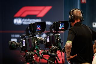 Un caméraman filmant le Grand Prix de F1 en Espagne en juin 2026.
